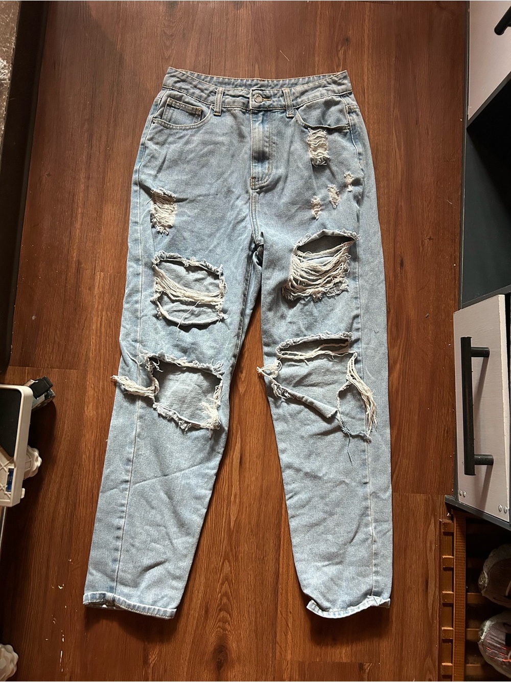 SHEIN Light Blue Ripped Relaxed Men's Jeans